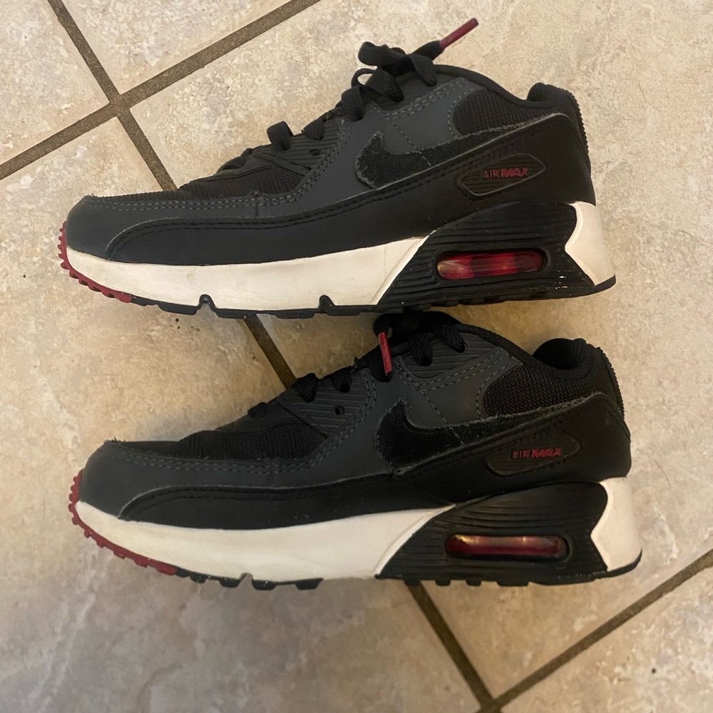 Boys Nike Air Max 90 shoes. Size 2.5